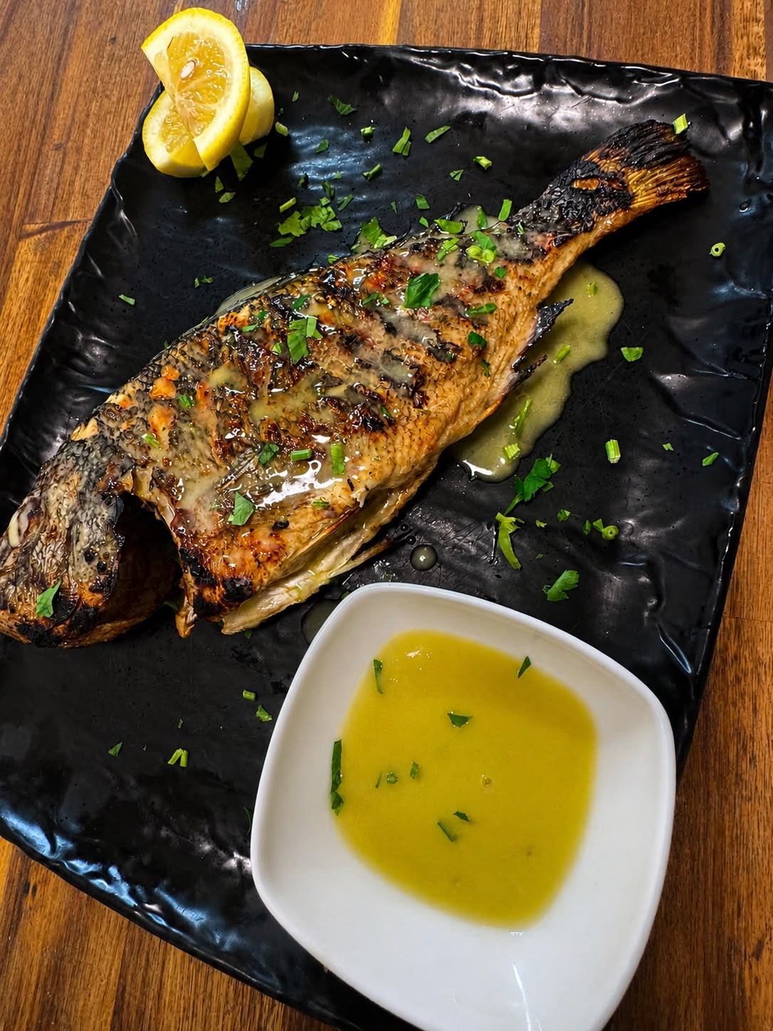 Ganzer Fisch vom Grill mit Zitronen-Öl-Sauce