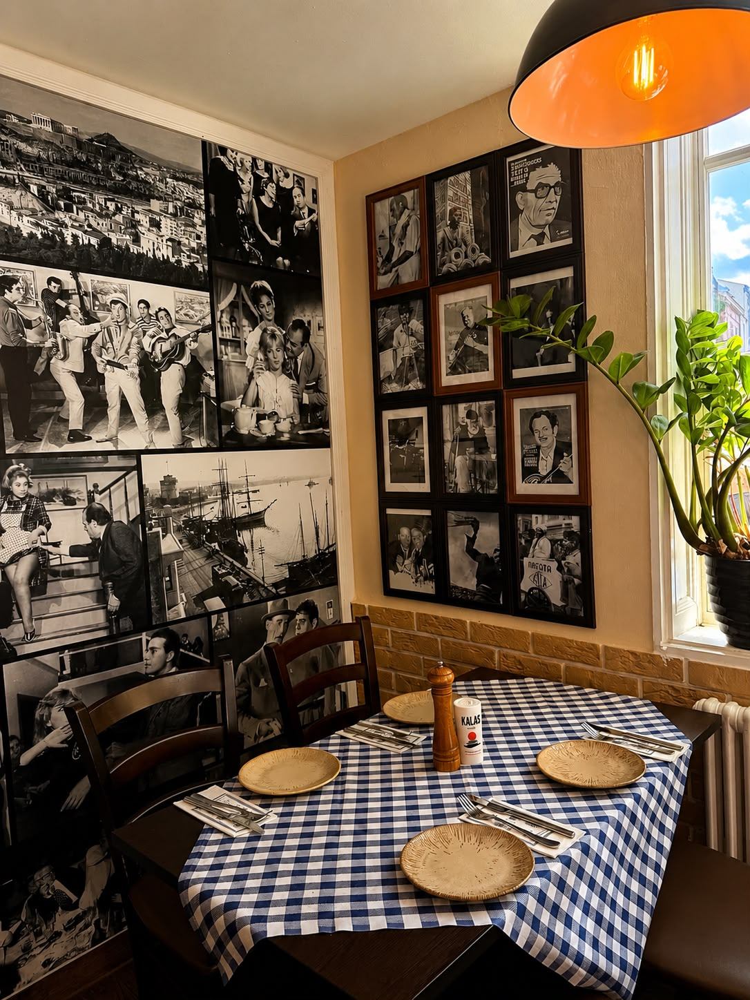 Gemütlicher Innenraum der Taverna Teloneio mit griechischer Foto-Wand